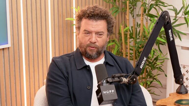 Happy Sad Confused: der Schauspieler Danny McBride sitzt im Podcaststudio. Vor ihm befindet sich ein Mikrofon.