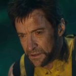 Deadpool & Wolverine: Hugh Jackman in seinem Wolverine-Kostüm. Er wirkt sehr mitgenommen, und auch sein Kostüm ist beschädigt.