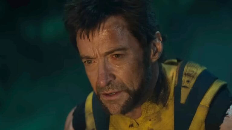 Deadpool & Wolverine: Hugh Jackman in seinem Wolverine-Kostüm. Er wirkt sehr mitgenommen, und auch sein Kostüm ist beschädigt.