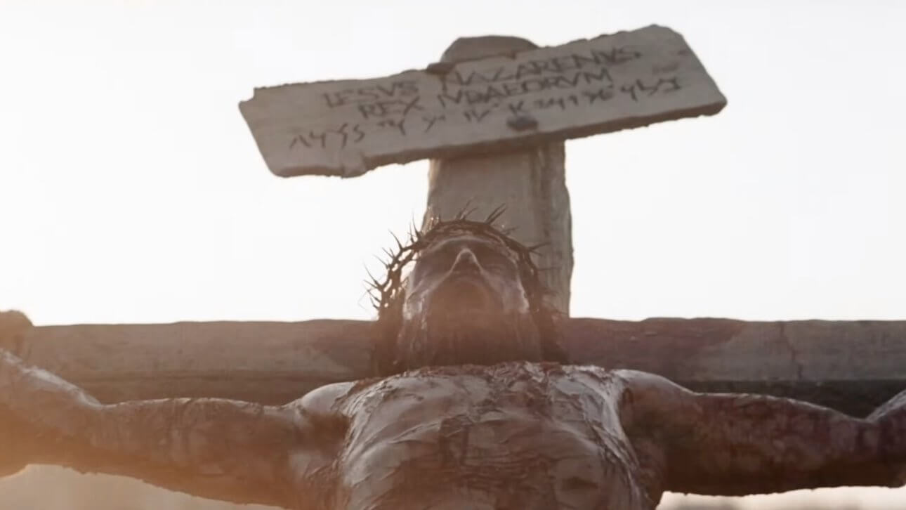 The Passion of the Christ: das Bild zeigt Jesus Christus am Kreuz. Er trägt eine Dornenkrone. Es ist nur sein Oberkörper zu sehen.