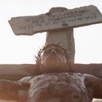 The Passion of the Christ: das Bild zeigt Jesus Christus am Kreuz. Er trägt eine Dornenkrone. Es ist nur sein Oberkörper zu sehen.