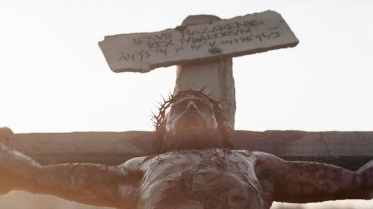 The Passion of the Christ: das Bild zeigt Jesus Christus am Kreuz. Er trägt eine Dornenkrone. Es ist nur sein Oberkörper zu sehen.