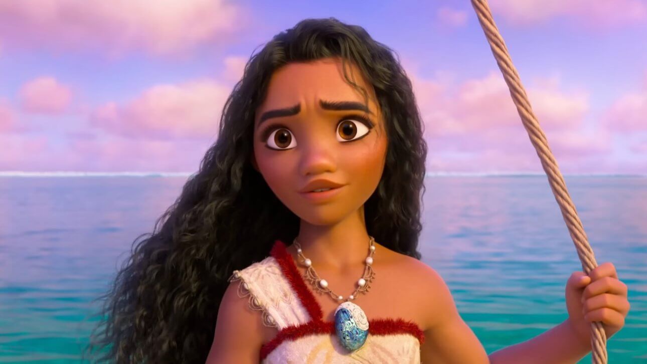 VAIANA 2: die Protagonistin VAIANA steht am Ufer des Meeres und hält sich an einem Seil fest.