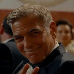 Jay Kelly: George Clooney trägt einen Smoking und grüßt freundlich eine Person, die nicht im Bild ist.