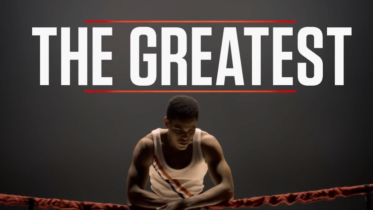 The Greatest: das Aufmacherbild zeigt den Schauspieler, der Muhammad Ali verkörpert, der sich an den Ringseilen anlehnt, und über ihm ist der Schriftzug „The Greatest“ zu sehen.