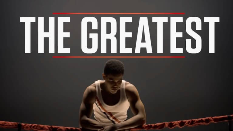 The Greatest: das Aufmacherbild zeigt den Schauspieler, der Muhammad Ali verkörpert, der sich an den Ringseilen anlehnt, und über ihm ist der Schriftzug „The Greatest“ zu sehen.