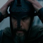 The Odyssey: Matt Damon als Odysseus setzt sich seinen Helm auf.