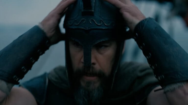 The Odyssey: Matt Damon als Odysseus setzt sich seinen Helm auf.