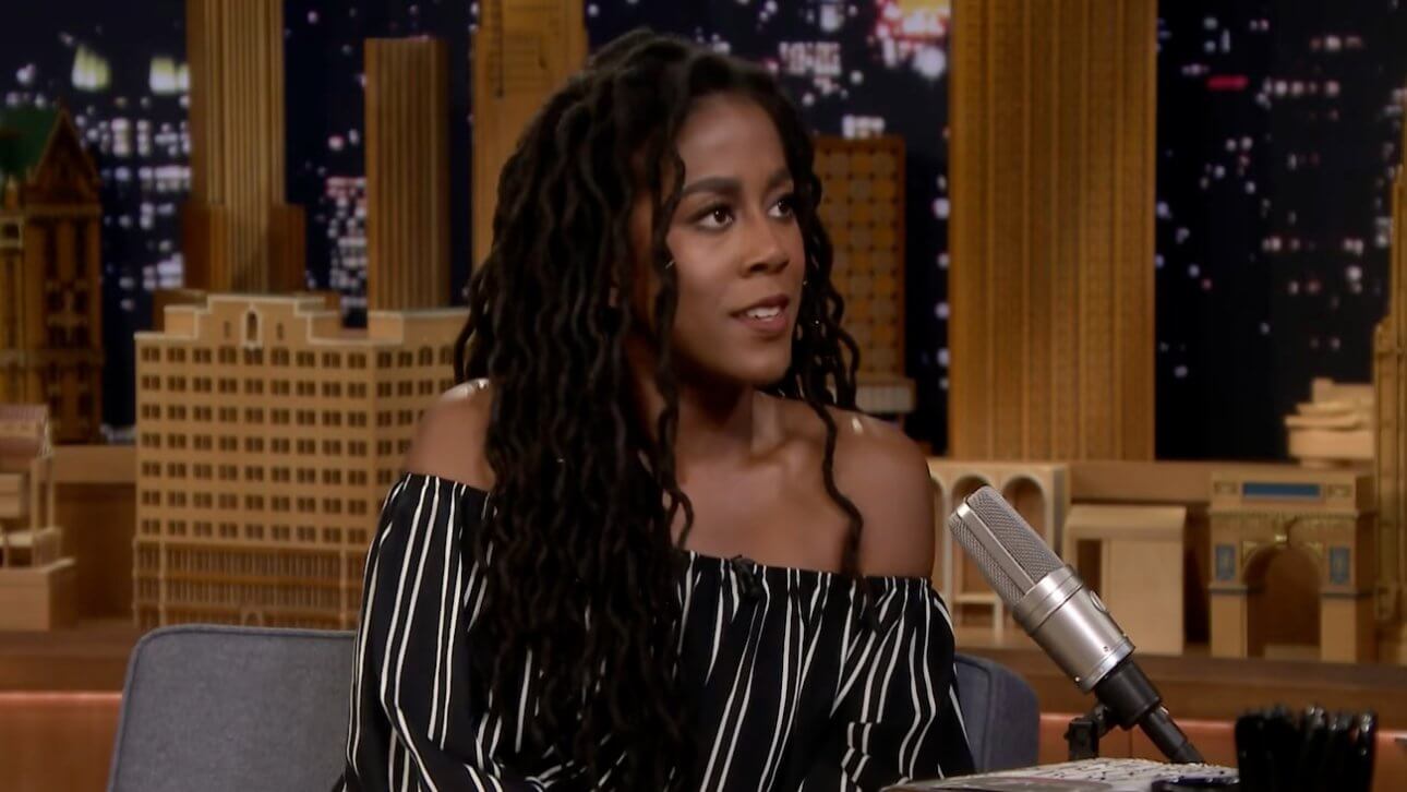 Tomi Adeyemi unterhält sich mit Jimmy Fallon in der Tonight Show