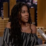 Tomi Adeyemi unterhält sich mit Jimmy Fallon in der Tonight Show