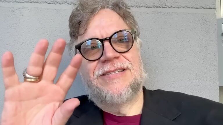 THE ORIGIN OF ULTRAMAN: Guillermo del Toro sitzt vor seiner Webcam und winkt den Fans von Ultraman zu.