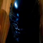 Alien Earth: ein Xenomorph schiebt seinen Kopf durch einen Vorhang.