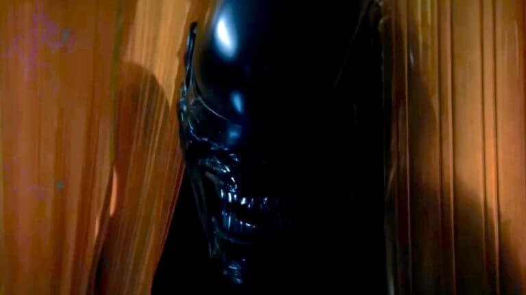Alien Earth: ein Xenomorph schiebt seinen Kopf durch einen Vorhang.