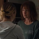 Mare of Easttown: Lori Ross ist traurig. Mit dem Rücken zur Kamera steht die Schauspielerin Kate Winslet.