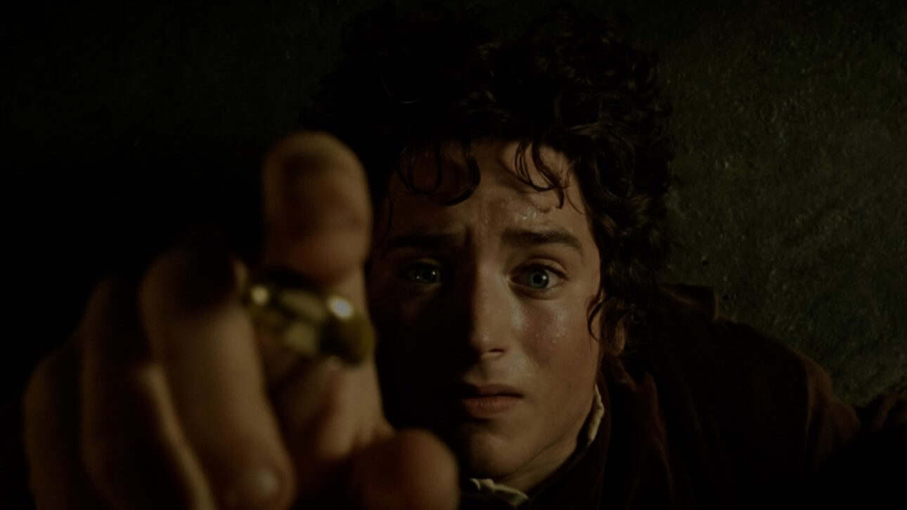 The Fellowship of the Ring | The Lord of the Rings – Frodo Beutlin greift nach dem einen Ring.