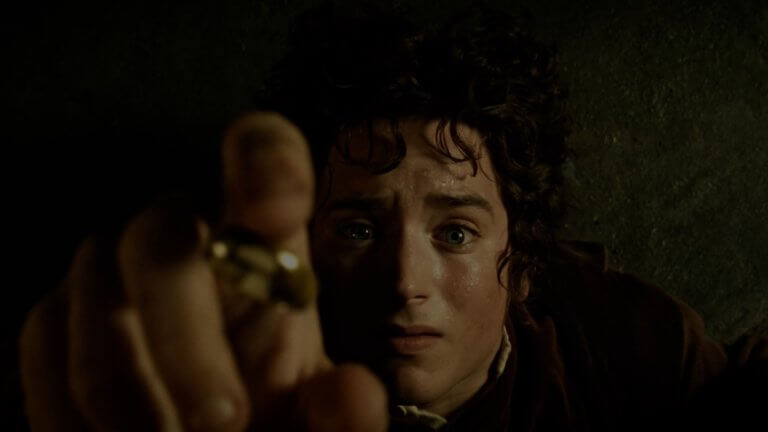 The Fellowship of the Ring | The Lord of the Rings – Frodo Beutlin greift nach dem einen Ring.