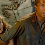 JURASSIC PARK: Sam Neill stellt sich schützend vor Laura Dern und ein kleines Mädchen.