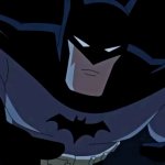 Batman springt mit ausgestreckten Händen nach vorne. Dabei trägt er ein klassisches grau-schwarzes Kostüm und streckt sein markantes Kinn nach vorn.