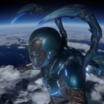 Blue-Beetle: Die Superheldenfigur Blue-Beetle schwebt über dem Planeten Erde.