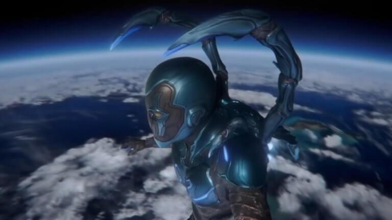 Blue-Beetle: Die Superheldenfigur Blue-Beetle schwebt über dem Planeten Erde.