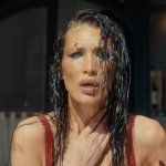 FX's The Beauty: ein Supermodel steht vor einem Restaurant und fühlt sich unwohl. Sie sieht sichtlich mitgenommen aus.