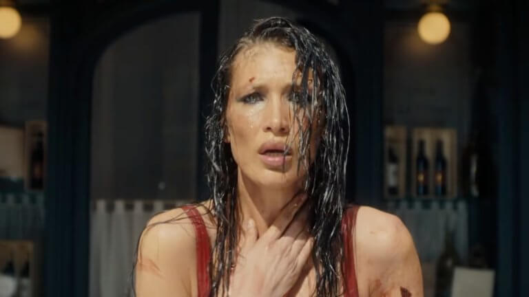 FX's The Beauty: ein Supermodel steht vor einem Restaurant und fühlt sich unwohl. Sie sieht sichtlich mitgenommen aus.