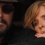 Dutton Ranch: Cole Hauser und Kelly Reilly sitzen auf ihrer Veranda. Sie legt seine Hand auf seine Schulter. Er trägt eine Sonnenbrille.