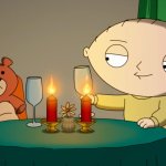 Family Guy Holiday Special: Stewie sitzt an einem Tisch mit seinem Teddybären und prostet diesem zu.