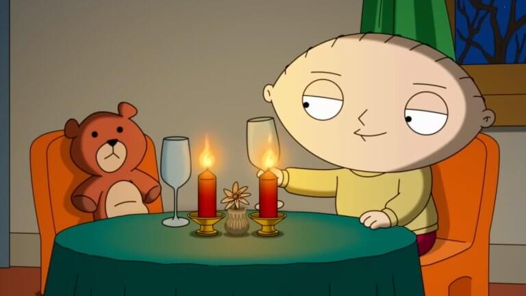 Family Guy Holiday Special: Stewie sitzt an einem Tisch mit seinem Teddybären und prostet diesem zu.