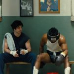 I Play Rocky: der Schauspieler Anthony Ippolito, der Rocky verkörpert, sitzt mit einem anderen Boxer auf der Bank.