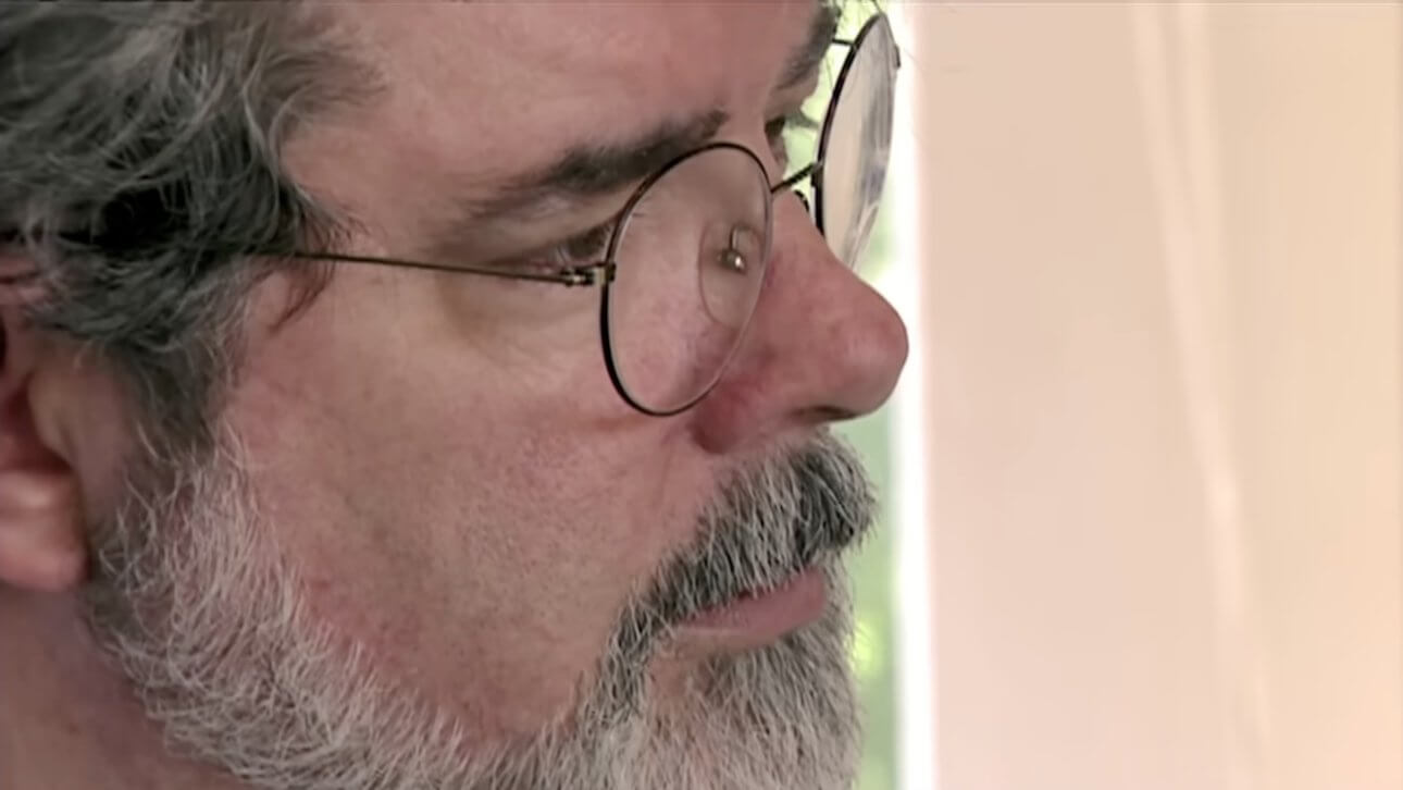The Beginning: Making Star Wars: Episode I The Phantom Menace: eine nahe Aufnahme von George Lucas, der eine Brille trägt und einen Vollbart