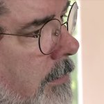 The Beginning: Making Star Wars: Episode I The Phantom Menace: eine nahe Aufnahme von George Lucas, der eine Brille trägt und einen Vollbart