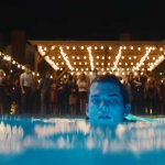 The Shards I Offizieller Trailer: auf einer Gartenparty stehen viele Leute im Hintergrund. Drei junge Menschen schwimmen im Vordergrund im Swimming Pool.