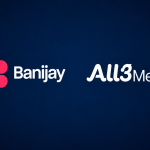 Wir sehen die Logos von Banijay Entertainment und All3Media auf einem blauen Hintergrund.