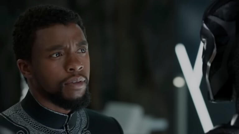 Black Panther: Chadwick Boseman in seiner Rolle als Black Panther steht einem Anzug des Superhelden gegenüber.