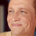 DAS LEBEN DER WÜNSCHE: Matthias Schweighöfer lächelt an der Kamera vorbei.