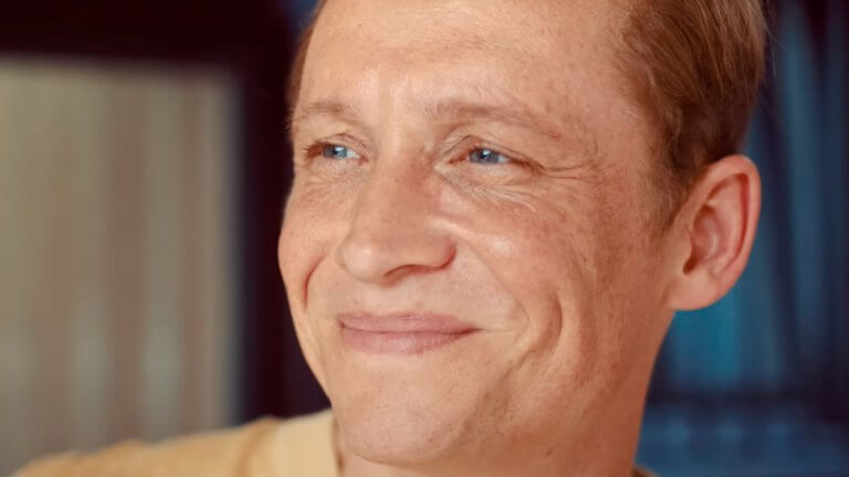 DAS LEBEN DER WÜNSCHE: Matthias Schweighöfer lächelt an der Kamera vorbei.