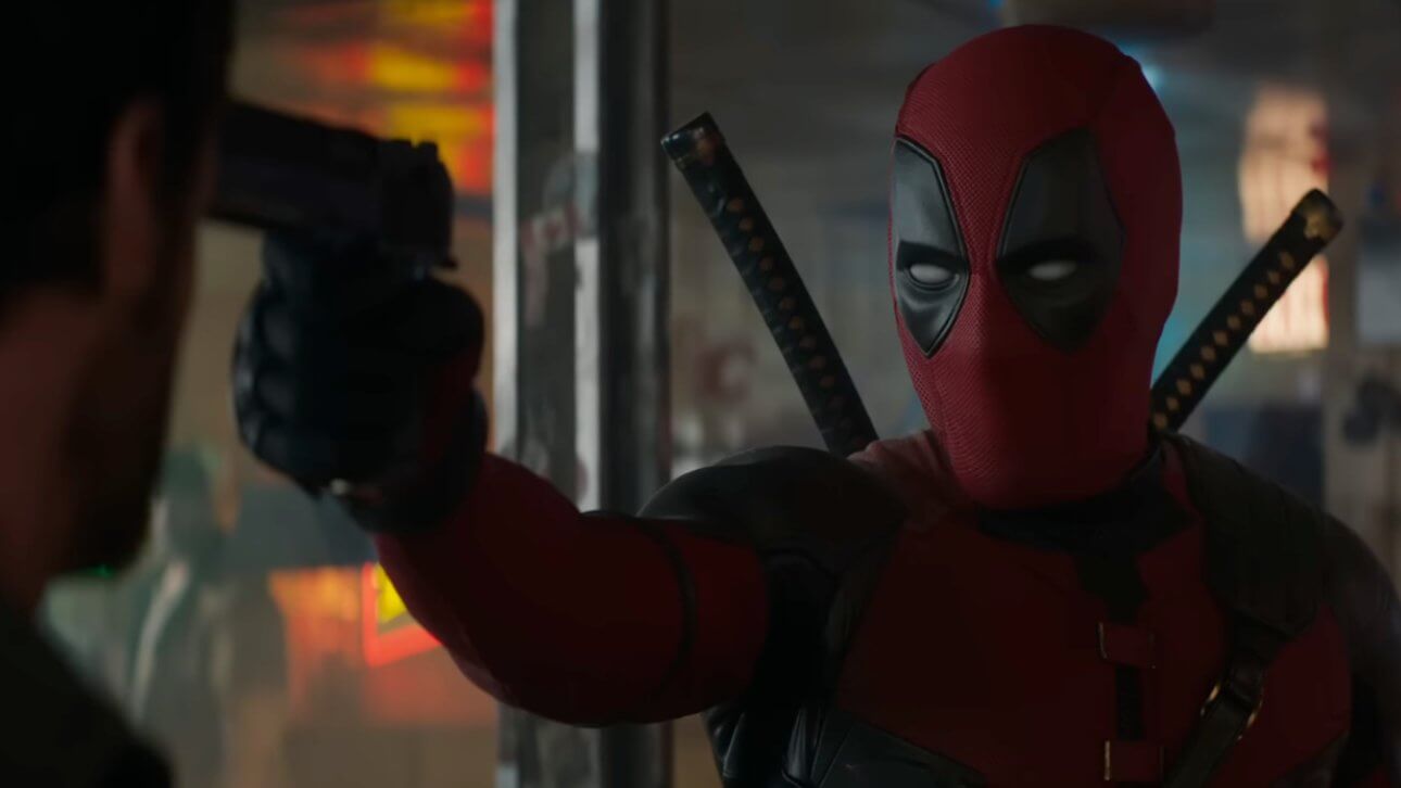 Deadpool & Wolverine: Deadpool richtet seine Pistole auf Wolverine.