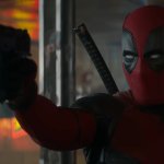 Deadpool & Wolverine: Deadpool richtet seine Pistole auf Wolverine.