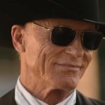 DUTTON RANCH: Ed Harris trägt einen schwarzen Cowboy-Hut und eine schwarze Sonnenbrille.