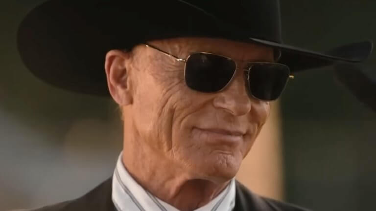 DUTTON RANCH: Ed Harris trägt einen schwarzen Cowboy-Hut und eine schwarze Sonnenbrille.