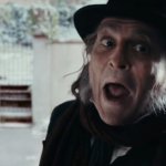 Ebenezer: Johnny Depp als Ebeneezer Scrooge steht vor einem Hauseingang. Im Hintergrund ist verschwommen ein Passant zu erkennen.