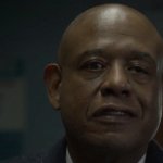 Godfather of Harlem: Forrest Whitaker in seiner Rolle als Godfather of Harlem. Er trägt einen dunklen Anzug, ein weißes Hemd und eine Krawatte. Zu sehen ist nur von Kopf bis zur Brust.