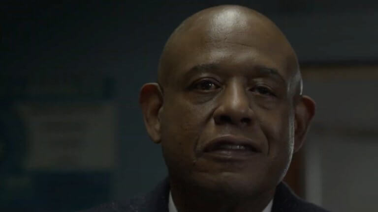 Godfather of Harlem: Forrest Whitaker in seiner Rolle als Godfather of Harlem. Er trägt einen dunklen Anzug, ein weißes Hemd und eine Krawatte. Zu sehen ist nur von Kopf bis zur Brust.