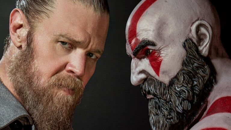 God of War: ryan Hurst blickt entschlossen in die Kamera. Ihm gegenüber steht die Videospielfigur Kratos, die er in der Serie verkörpert hat.
