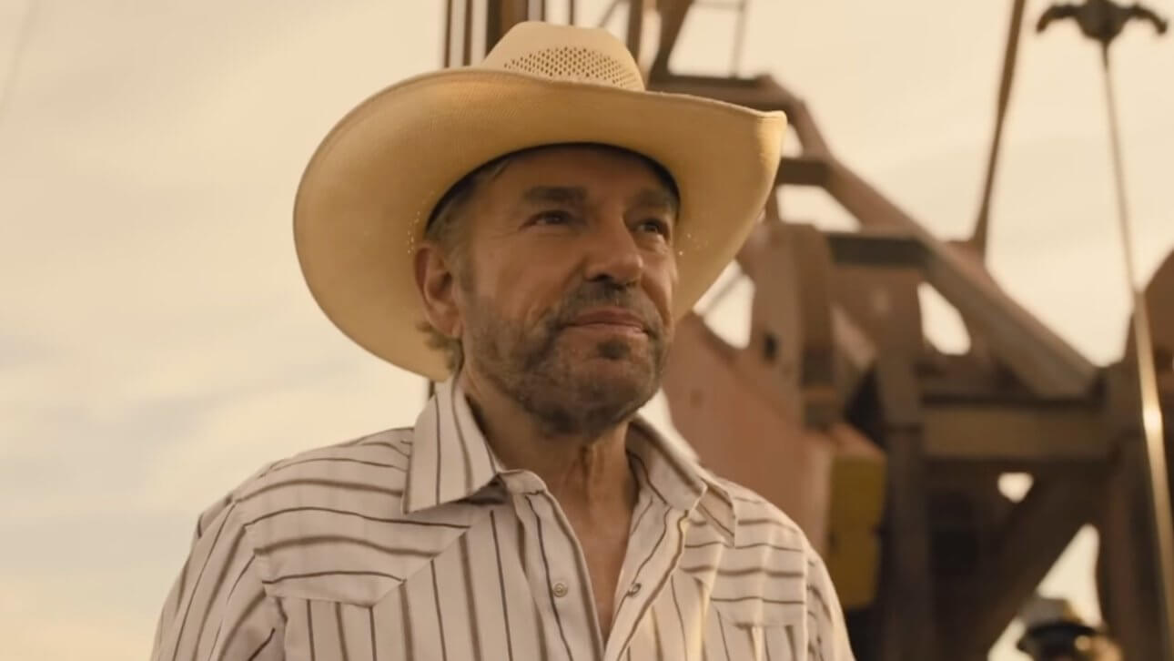 Landman: Billy Bob Thornton trägt einen Cowboy-Hut und steht vor einer Ölförderanlage.