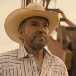 Landman: Billy Bob Thornton trägt einen Cowboy-Hut und steht vor einer Ölförderanlage.