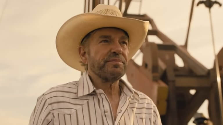 Landman: Billy Bob Thornton trägt einen Cowboy-Hut und steht vor einer Ölförderanlage.