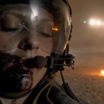 NIGHTBORNE — A Neill Blomkamp Sci-Fi Film: eine Pilotin ist verletzt und bewusstlos auf dem Schlachtfeld.