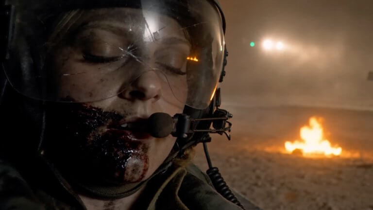 NIGHTBORNE — A Neill Blomkamp Sci-Fi Film: eine Pilotin ist verletzt und bewusstlos auf dem Schlachtfeld.
